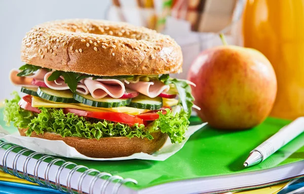 Sandwich Mit Schinken Käse Und Salat Auf Einem Frisch Gebackenen — Stockfoto
