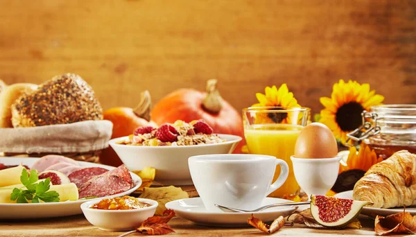 Herbstfrühstück Mit Verschiedenen Frischen Lebensmitteln Wie Müsli Croissant Fleisch Käse — Stockfoto