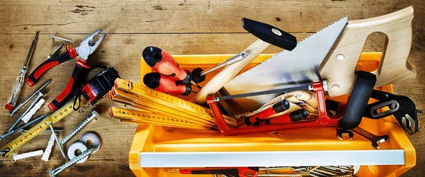 五颜六色的黄色工具箱 装有各种Diy手工工具 用于翻新 木工或在乡村木背景上施工 — 图库照片