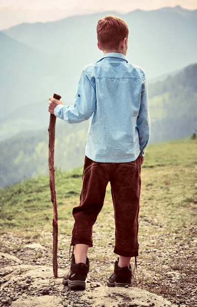 Jongeman Draagt Blauw Shirt Bruine Broek Met Wandelstok Tijdens Het — Stockfoto