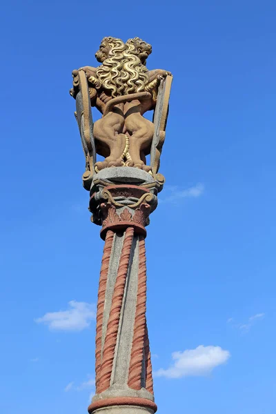 Escultura Uma Estátua Leão Cidade Barcelona — Fotografia de Stock