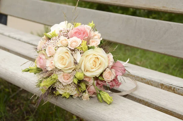 Strauß Von Hochzeitsblumen Auf Einer Holzbank Liegend — Stockfoto