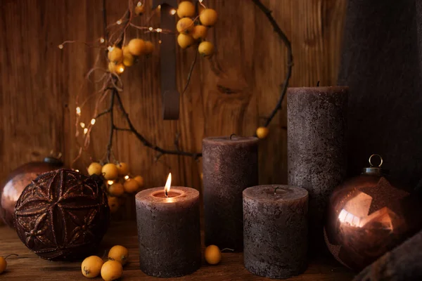 用一根燃着的蜡烛在老木柴上装饰圣诞 — 图库照片