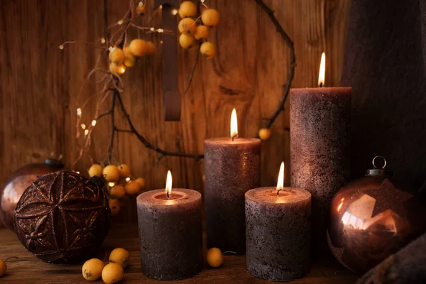 Χριστουγεννιάτικη Διακόσμηση Παλιό Ξύλο Τέσσερα Αναμμένα Κεριά — Φωτογραφία Αρχείου