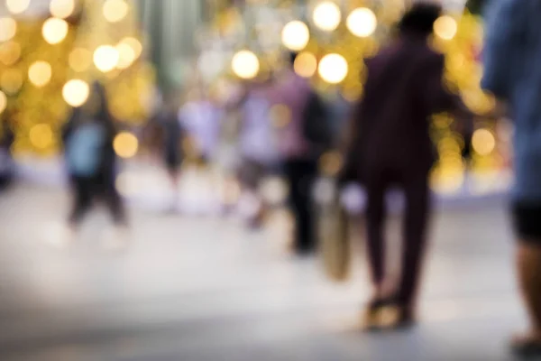 Εννοιολογική Defocused Χριστουγεννιάτικη Διακόσμηση Και Πλήθος Των Ανθρώπων Στο Δρόμο — Φωτογραφία Αρχείου