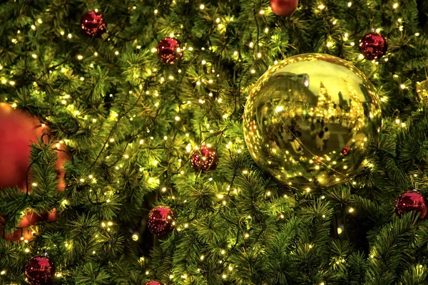 Fogalmi Kép Díszített Karácsonyfa Színes Fények Díszek — Stock Fotó