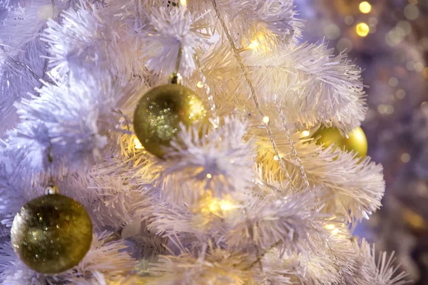 Έννοια Εικόνα Του Διακοσμημένο Υπαίθριο Λευκό Χριστουγεννιάτικο Δέντρο Πολύχρωμα Φώτα — Φωτογραφία Αρχείου
