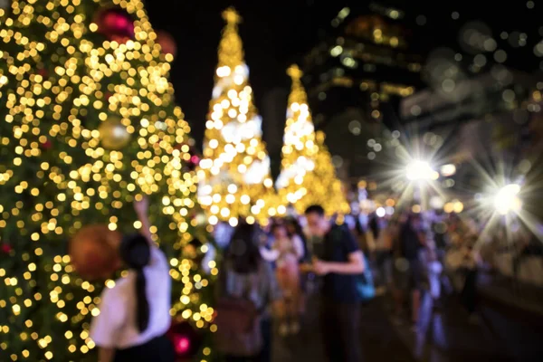 Conceptual Defocused Abstract Decorated Christmas Tree Crowd People City Street — Stock Photo, Image