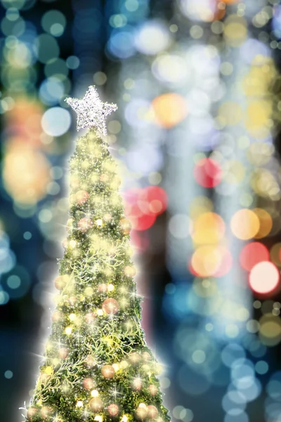 Konzeptionelles Bild Des Geschmückten Weihnachtsbaums Mit Bunten Lichtern Und Ornamenten — Stockfoto