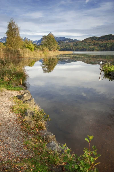 Weitwinkelblick Über Den Weißensee Mit Holzbank Auf Der Linken Uferseite — Stockfoto