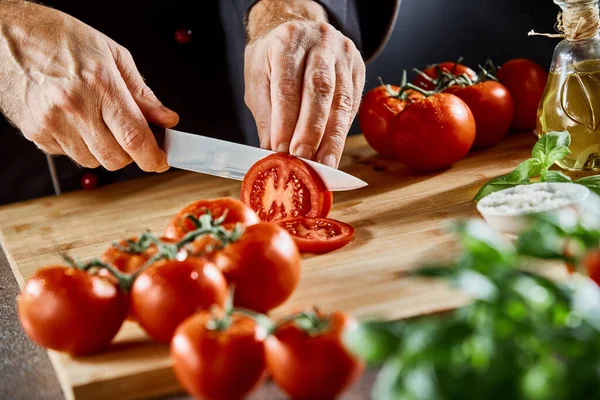 Primer Plano Hombre Identificado Rebanando Pequeños Tomates Tabla Cortar Madera — Foto de Stock
