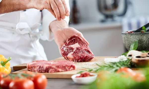 Chef Bestrooien Koken Zout Een Rauwe Ribeye Steak Tijdens Het — Stockfoto