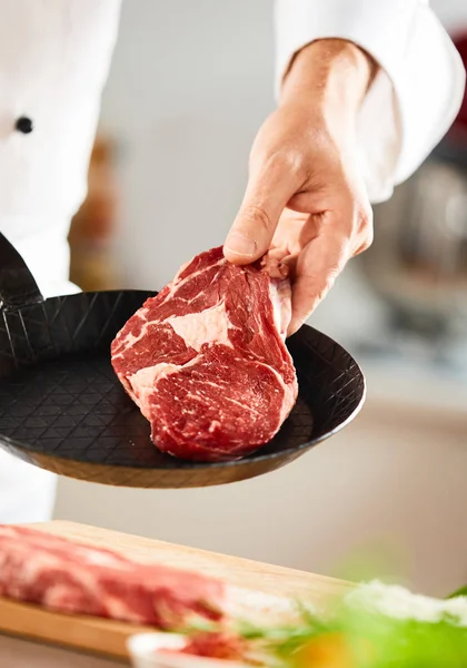 Chef Colocando Bistec Fresco Sin Cocer Una Sartén Listo Para — Foto de Stock