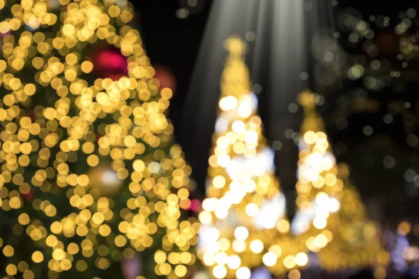 Konzeptionelles Hintergrundbild Eines Defokussierten Abstrakten Weihnachtsbaums Auf Der Stadtstraße Der — Stockfoto