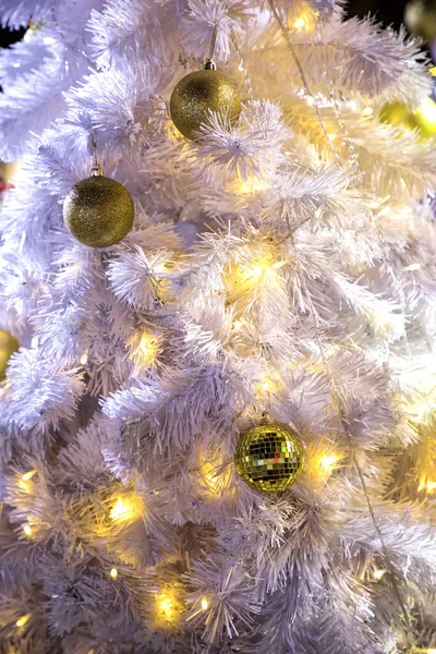 Konzeptionelles Bild Von Geschmückten Weißen Weihnachtsbaum Freien Mit Bunten Lichtern — Stockfoto