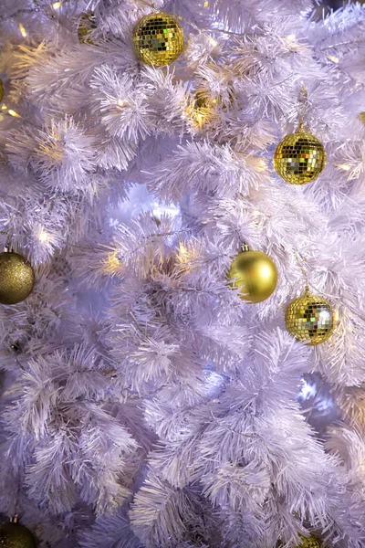 Konzeptionelles Bild Von Geschmückten Weißen Weihnachtsbaum Freien Mit Bunten Lichtern — Stockfoto