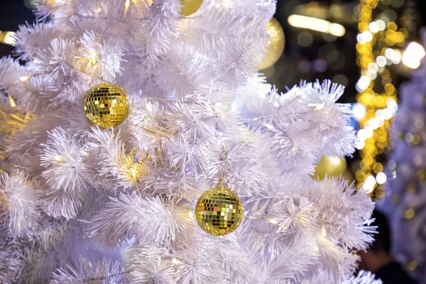 Konzeptionelles Bild Von Geschmückten Weißen Weihnachtsbaum Freien Mit Bunten Lichtern — Stockfoto