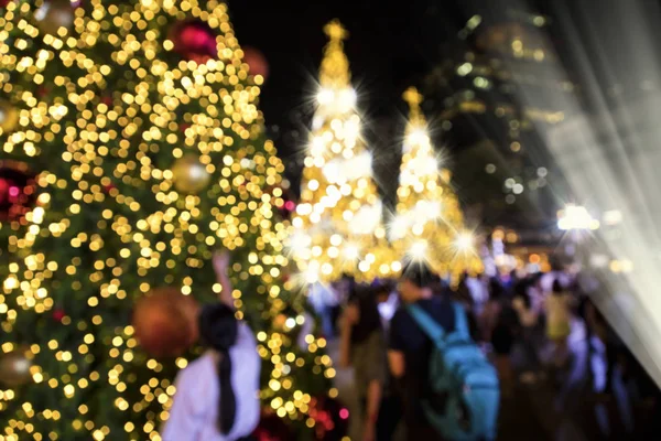 Konceptuell Defocused Abstrakt Dekorerad Julgran Och Folkmassa Stadens Gata Natten — Stockfoto