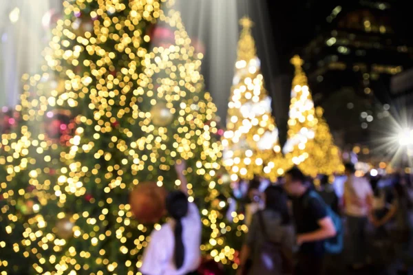 Conceptual Defocused Abstract Decorated Christmas Tree Crowd People City Street — Stock Photo, Image