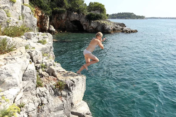 Κορίτσι Πηδάει Από Γκρεμό Ωκεανό — Φωτογραφία Αρχείου