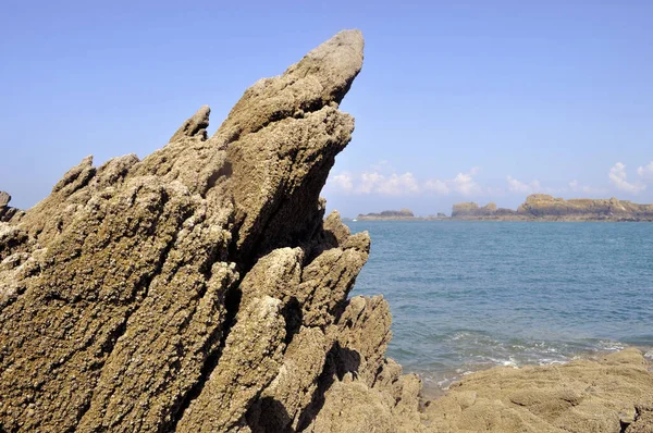 Klippskulptur Framför Blå Himmel Vid Pointe Groin Cancale Frankrike — Stockfoto