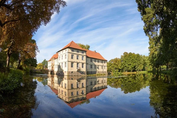 Dobře Udržovaný Středověký Příkopový Hrad Jasném Slunci Který Dnes Používá — Stock fotografie