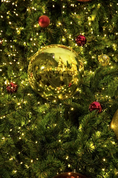 Imagen Conceptual Del Árbol Navidad Decorado Con Luces Adornos Coloridos Fotos de stock libres de derechos