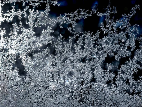 Φωτεινοί Και Μαγικοί Παγωμένοι Κρύσταλλοι Χιονιού Ένα Παράθυρο Χειμώνα Έννοια — Φωτογραφία Αρχείου