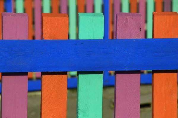 Valla Madera Con Rayas Colores Hierba Verde — Foto de Stock