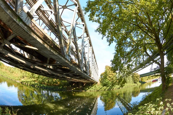 Alte Eisenbahnbrücke Mit Fachwerkkonstruktion Und Unterliegender Fahrbahn — Stockfoto