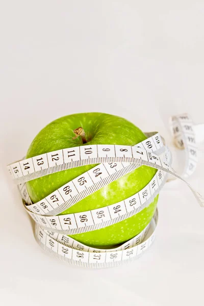 Måttband Lindade Runt Ett Grönt Äpple Diet Koncept — Stockfoto