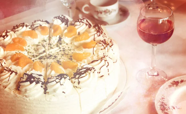 Teil Einer Kaffeetafel Mit Mandarine Sahne Kuchen Rosenweinglas Und Geschirr — Stockfoto