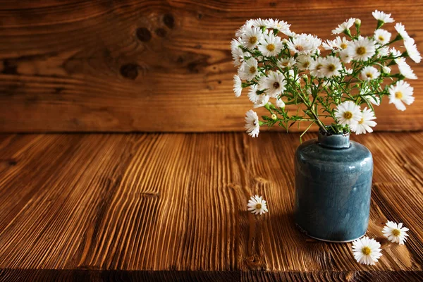 Herbstblumen Einer Keramikvase Auf Einem Rustikalen Holztisch — Stockfoto