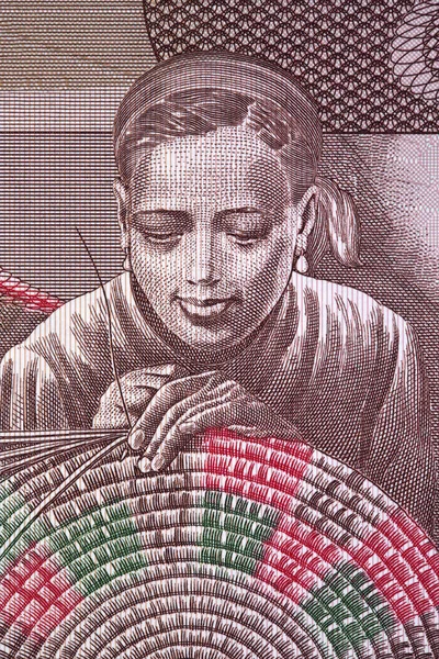 エチオピアのお金から女性の織りバスケットの肖像 — ストック写真