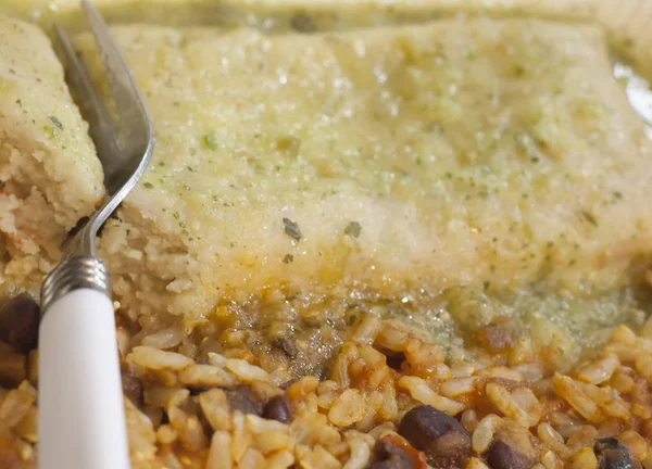 Garfo Uma Enchilada Com Feijão Arroz Lado — Fotografia de Stock