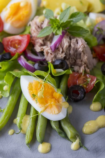 Salade Nicoise Een Houten Ondergrond — Stockfoto