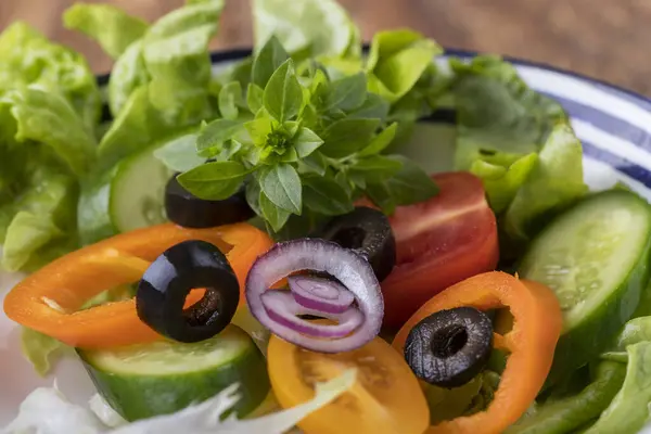 Close Uma Salada Fresca Com Manjericão — Fotografia de Stock