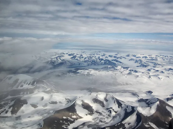 スヴァールバル山脈と氷河 空の景色 — ストック写真