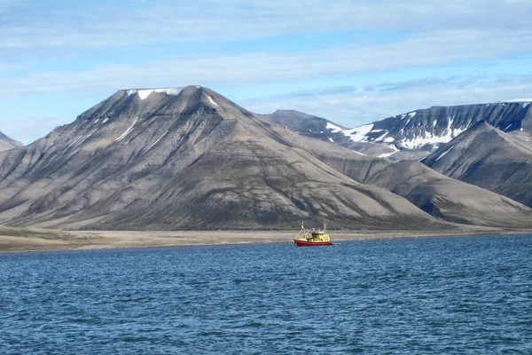 Barco Pesca Costa Svalbard — Foto de Stock