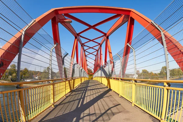 Colorido Puente Peatonal Sobre Canal Luz Del Sol — Foto de Stock