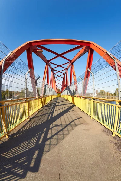 Ponte Pedestre Colorida Sobre Canal Luz Solar Brilhante — Fotografia de Stock