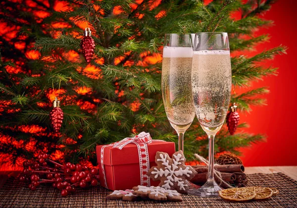 Два Бокала Шампанским Елка Подарочные Коробки Рождественское Имбирное Печенье Красном — стоковое фото