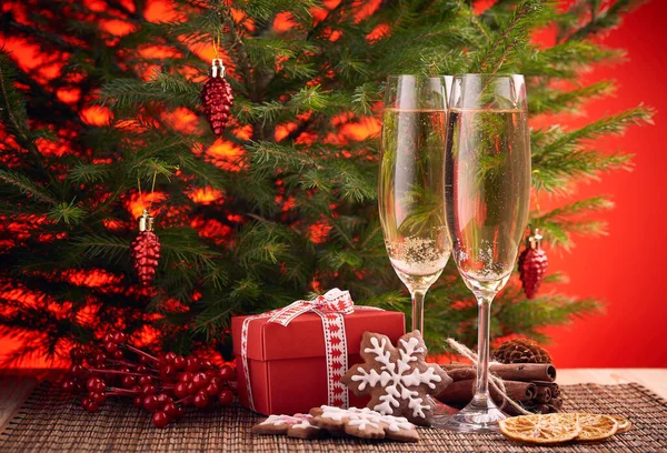 Два Келихи Шампанським Ялинкою Подарунковими Коробками Різдвяним Імбирним Печивом Червоному — стокове фото