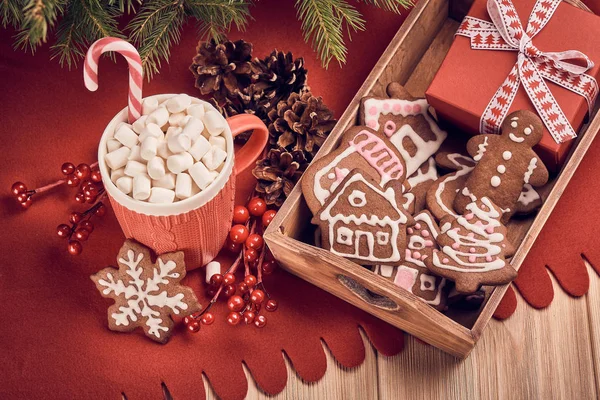 Tazza Vetro Rosso Con Cacao Caldo Marshmallow Biscotti Allo Zenzero — Foto Stock