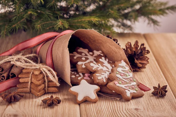 Pães Gengibre Natal Decorações Natal Biscoitos Artesanais Cone Papel Deitado — Fotografia de Stock