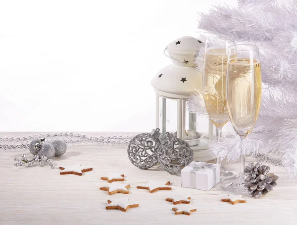Zwei Gläser Mit Champagner Weißtanne Geschenkschachtel Und Weihnachtlichen Ingwerkeksen Stehen — Stockfoto