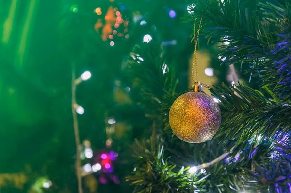 Bola Dourada Natal Pendurada Árvore — Fotografia de Stock