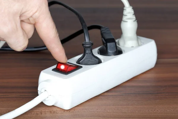 Hand Schakelt Een Elektrisch Apparaat Uit — Stockfoto