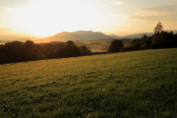 巴伐利亚的自然景观 日出时有篱笆 — 图库照片