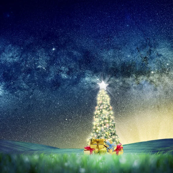 Conceptuele Afbeelding Van Versierde Kerstboom Groen Landschap Nachts Hemel Met — Stockfoto